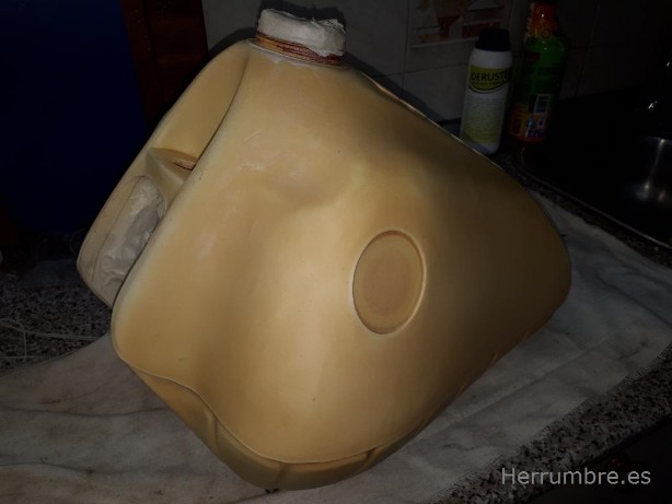 Aplicación de imprimación para plásticos en depósito de Montesa Enduro H7 dado que el secado es rápido se puede utilizar la imprimación como aparejo lijando entre mano y mano
