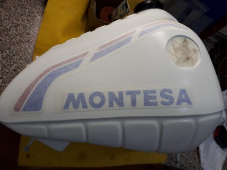 Aplicación de color a depósito de Montesa Enduro H7 Situación de las calcas