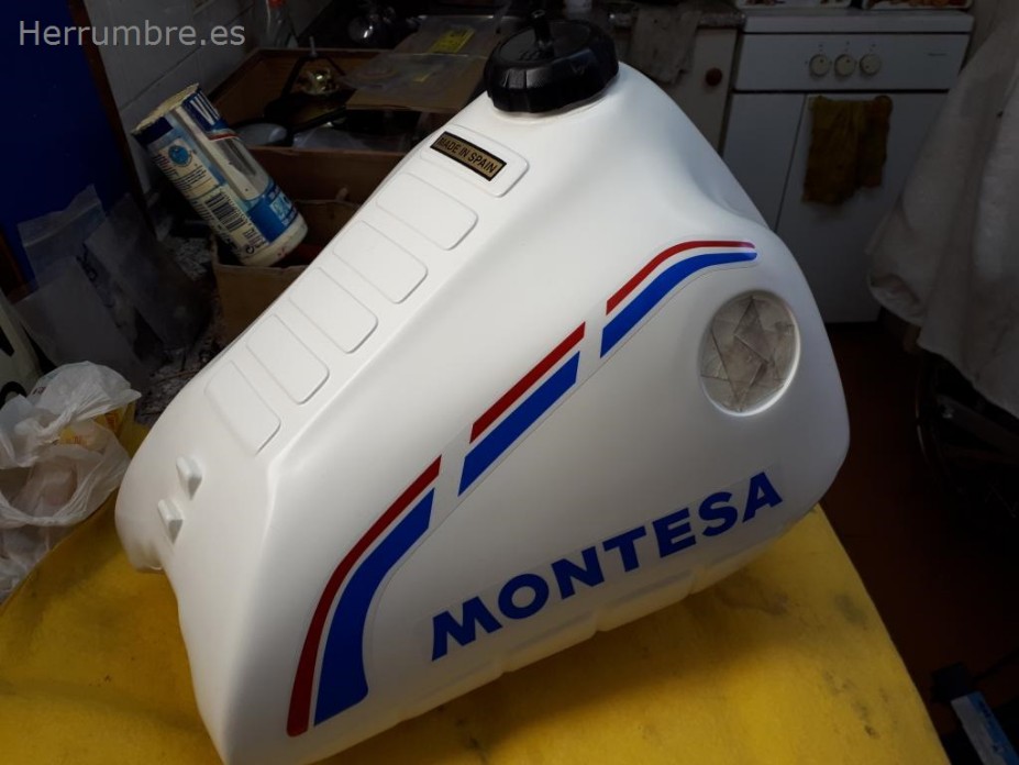 Aplicación de color a depósito de Montesa Enduro H7 Ponemos las calcas y preparamos para barnizar