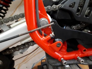 Solución al roce varilla freno en chasis Montesa Enduro H7 Detalle de la disposición de la varilla de freno original