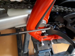 Solución al roce varilla freno en chasis Montesa Enduro H7 Vista superior del roce con el chasis