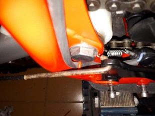 Solución al roce varilla freno en chasis Montesa Enduro H7 Vista superior del roce con el chasis