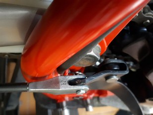 Solución roce varilla freno en chasis Montesa Enduro H7 Vista superior de la separación que se ha logrado