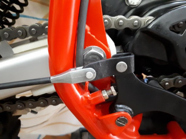 Solución al roce varilla freno en chasis Montesa Enduro H7 Vista de conjunto montado