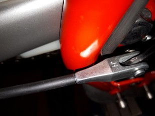 Solución al roce varilla freno en chasis Montesa Enduro H7 Vista de detalle de la posición de la varilla respecto al chasis